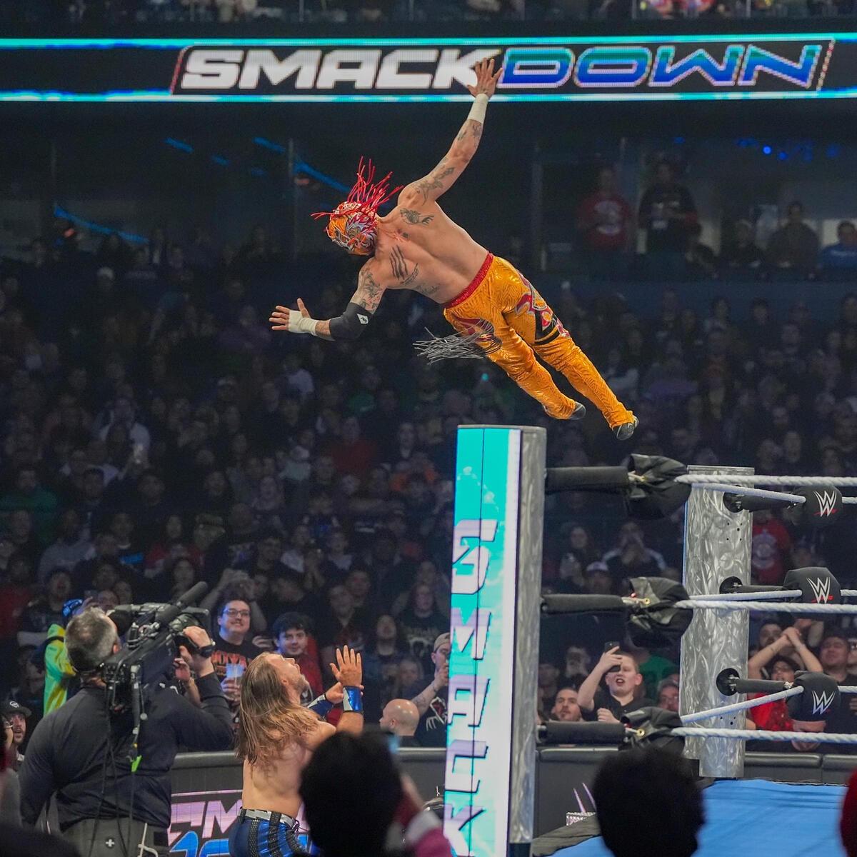 Acrobático movimiento de Rey Fénix. (WWE)