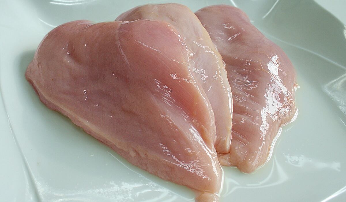 Sentir el pollo con las manos también sirve para identificar si está fresco. (Foto: Pixabay)