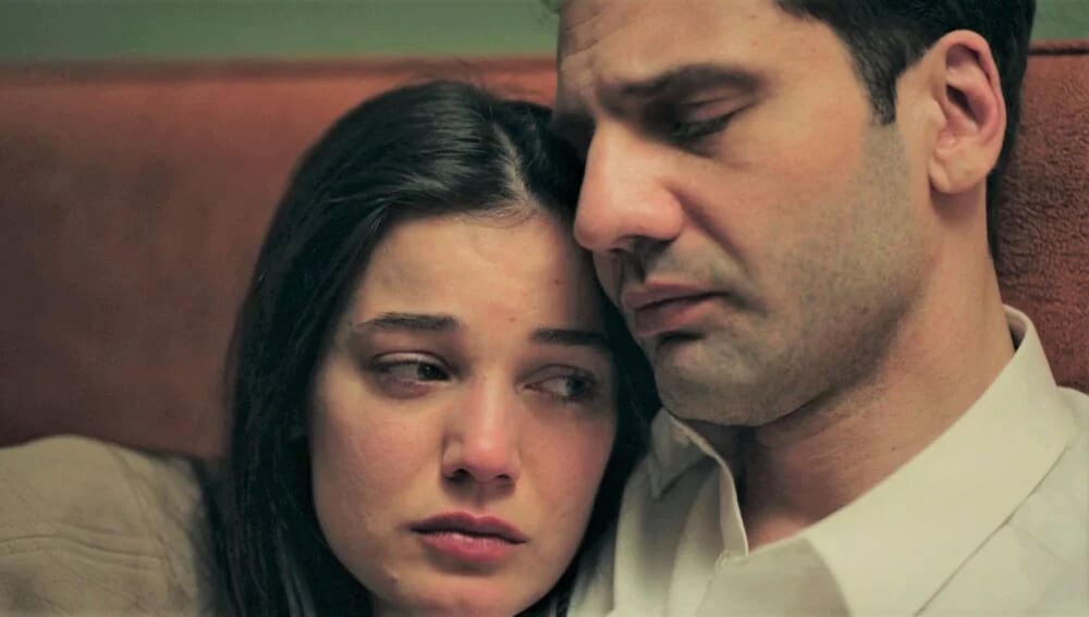 Ceylin e Ilgaz en la telenovela turca "Secretos de familia" (Foto: Ay Yapım)