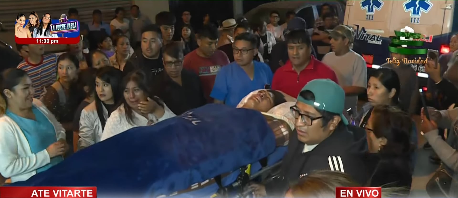 Hijo asiste al velorio de sus padres en camilla. (Foto: Panamericana)