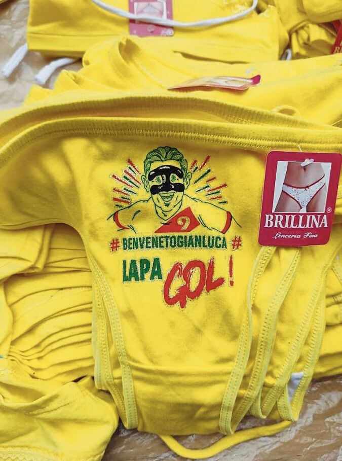 Gianluca Lapadula: Prendas amarillas con rostro del ‘Bambino’ son un furor por Año Nuevo