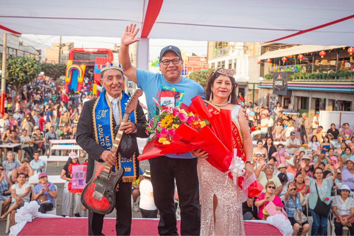 Los flamantes reyes saludando a su público. Foto: Difusión / Municipalidad de Puente Piedra.