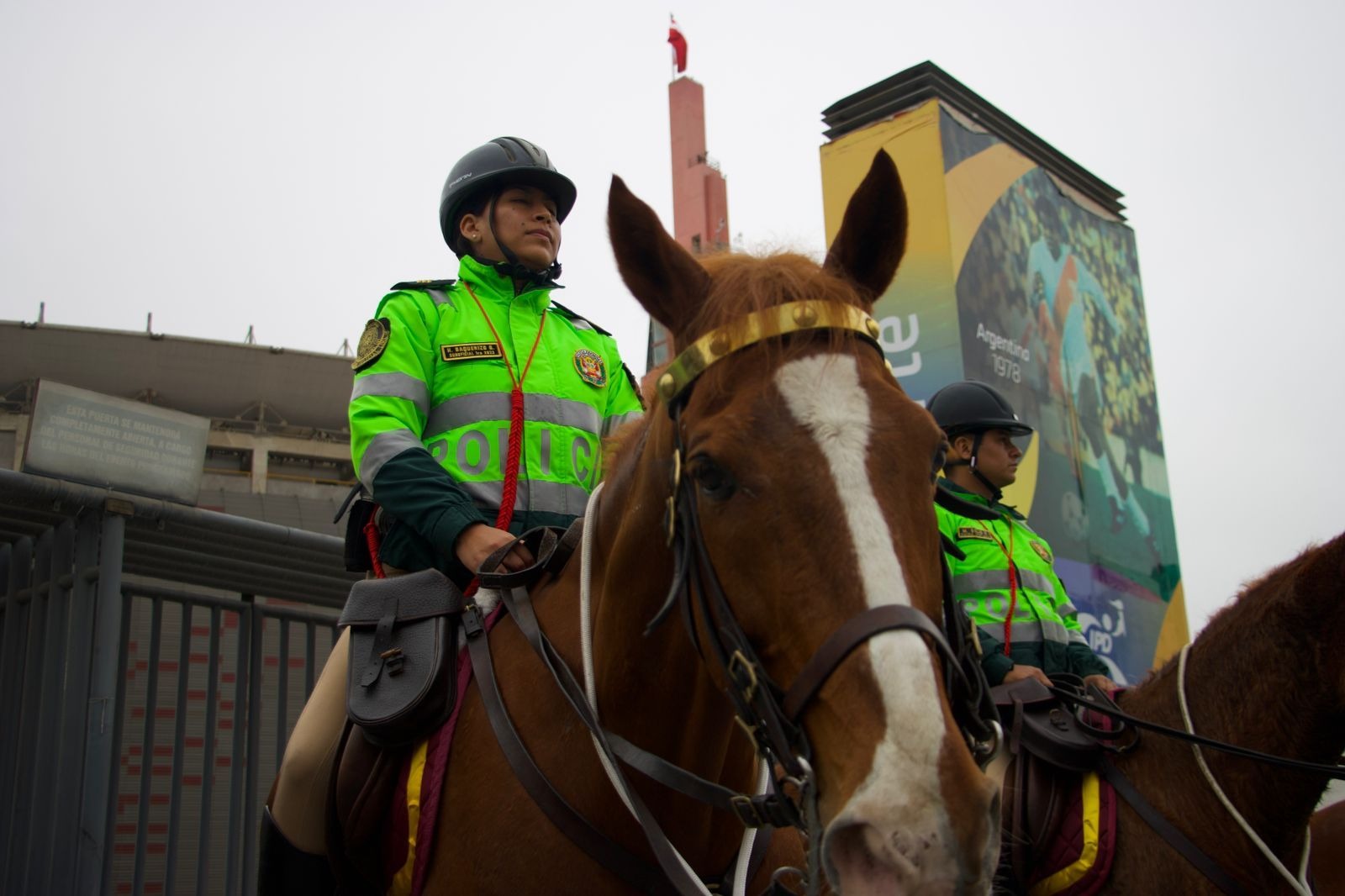 Policía indicó que no debe llevar el público que asista al Estadio Nacional. ( Policía Nacional del Perú)