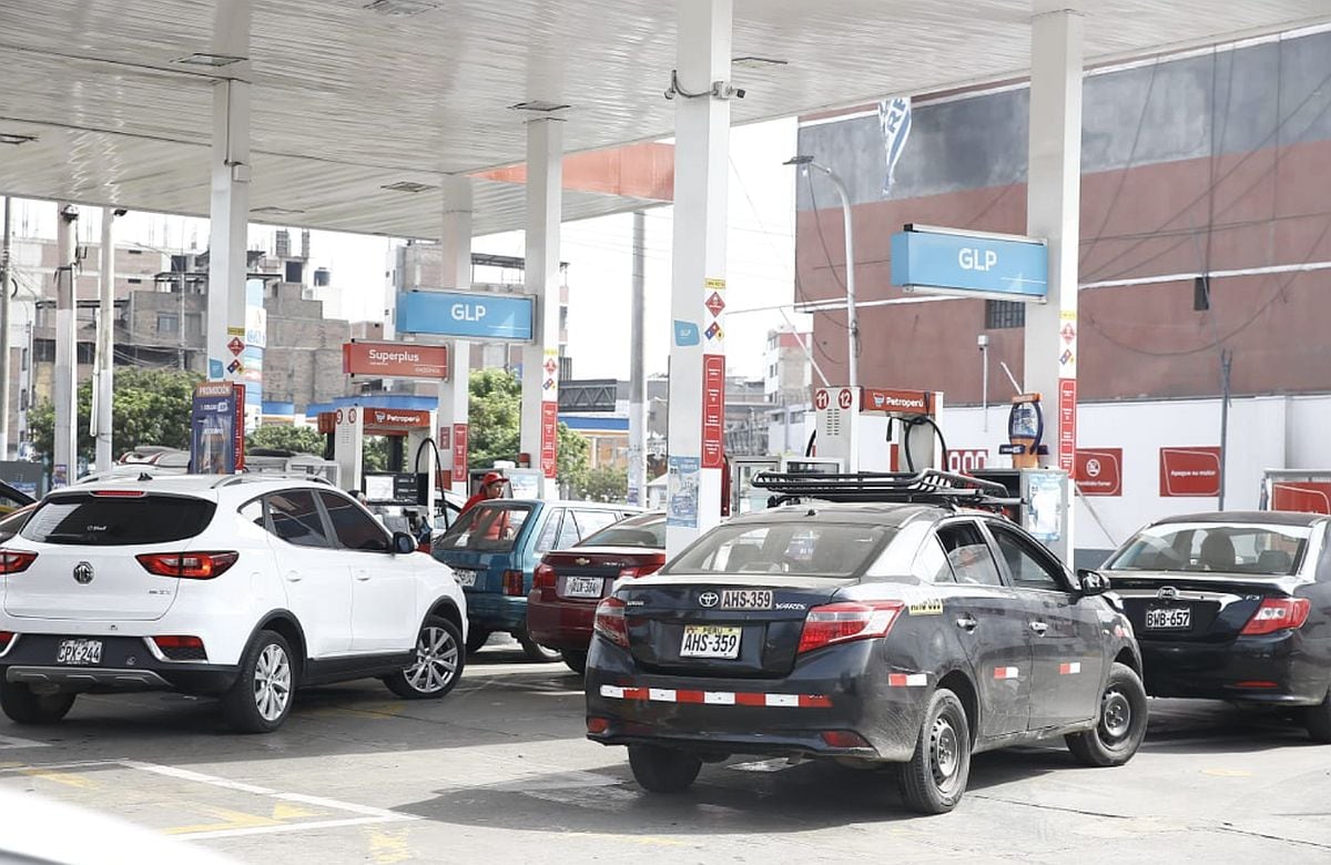 Largas colas de autos se forman este sábado en el grifo Petroperú de la Av. México, en La Victoria, para abastecerse de GLP | Foto: César Campos/@photo.gec