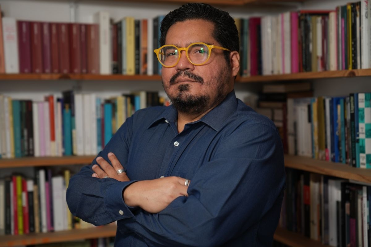 El escritor y economista Yasser Zola publica su primer libro de cuentos, "Cuerpos ajenos", con la editorial independiente Dendro.