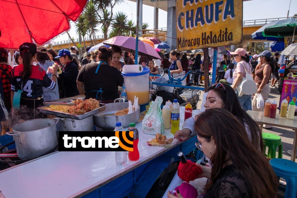 Vendedores de comida ofrecieron varios platillos a las seguidoras de BTS que hacían colas desde un día anterior. Foto: Fernando Sangama/Trome.
