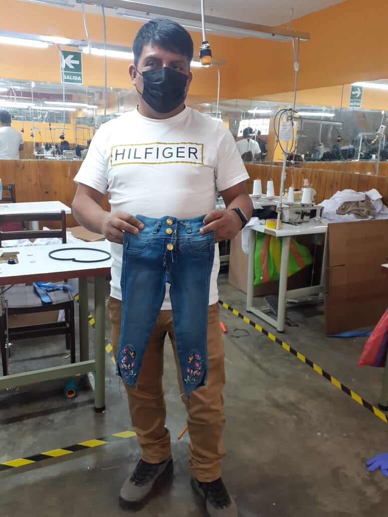 Un ratero se escondió en un edificio y por la noche dejó ingresar a sus cómplices y robó nueve máquinas textiles de un taller. (foto: Mónica Rochabrum/Trome)