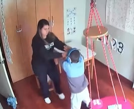 Psicóloga acusada de golpear a menor con autismo rompe su silencio