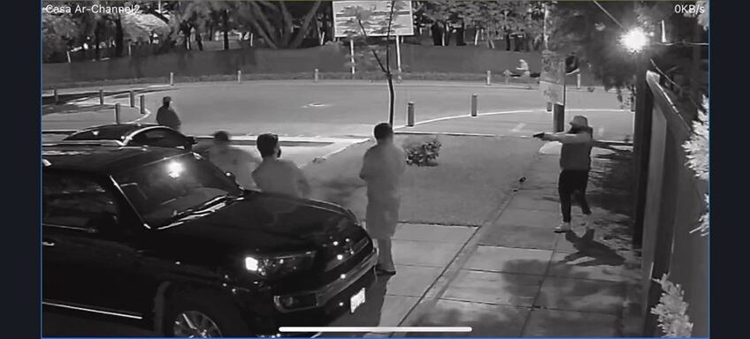 Dos temibles delincuentes, que se desplazan en un auto de alta gama robado, asaltaron a tres amigos, en Miraflores.