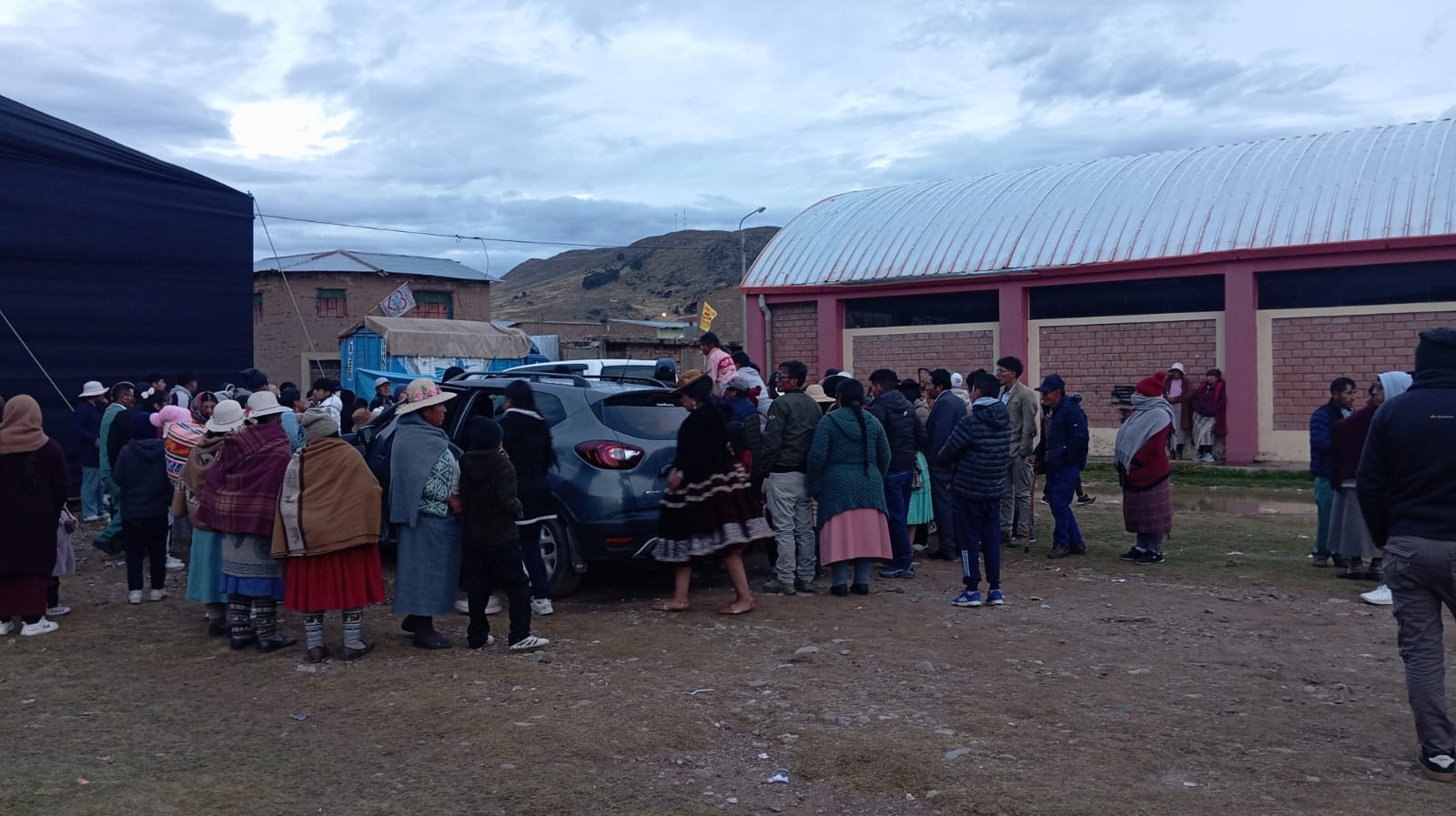 Puno: Matrimonio terminó en tragedia tras la muerte de una invitada al resbalar y golpearse la cabeza.