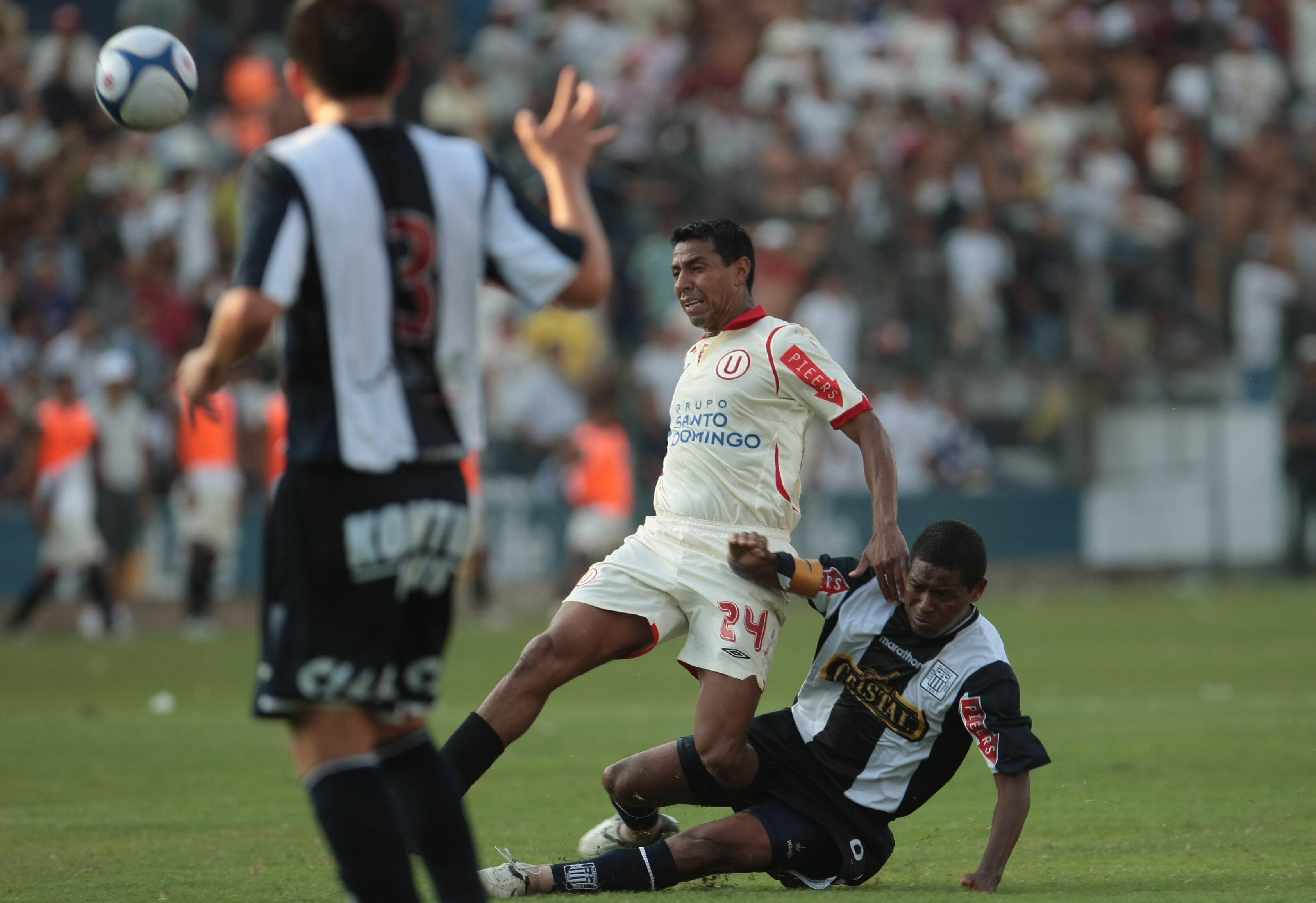 Alianza vs Universitario en 2009 con Ñol Solano. FOTO: RICHARD HIRANO / EL COMERCIO