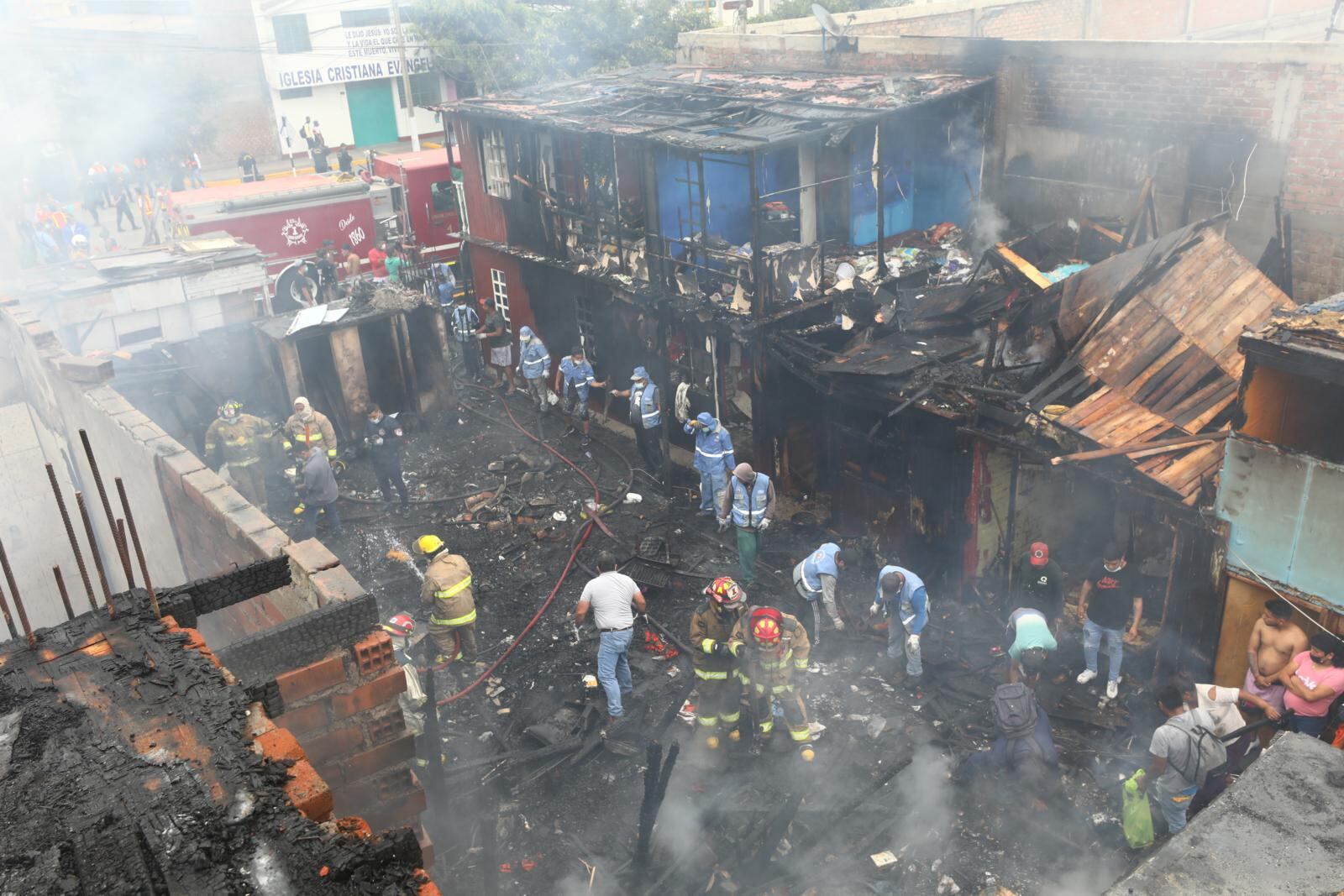 Terrible imagen a pocos días de la Navidad. Muchas personas dormirán hoy en la calle. | Foto: Gonzalo Córdova (Trome / Grupo El Comercio)