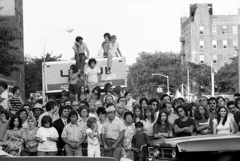 Curiosos en las afueras del Banco el día del asalto. Foto: Larry C. Morris/The New York Times.