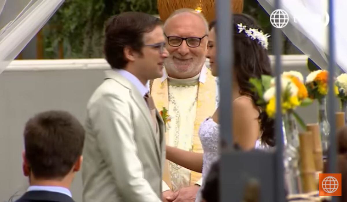 Cuando el Padre Manuel Armesto declara marido y mujer a dante y Elisa en "De vuelta al barrio" (Foto: América TV)