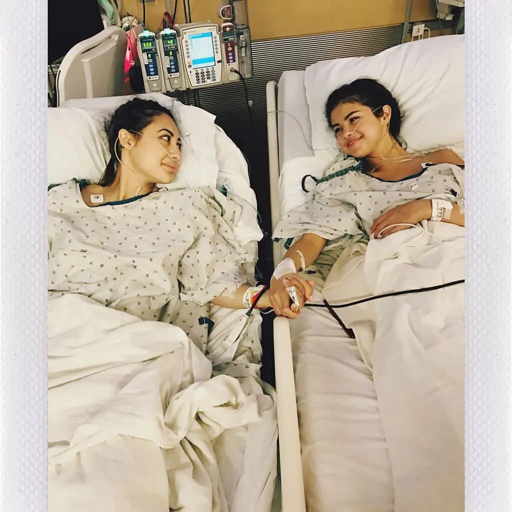 La fotografía que publicó Selena Gomez cuando Francia Raísa le brindó un riñón. (Foto: @selenagomez / Instagram)