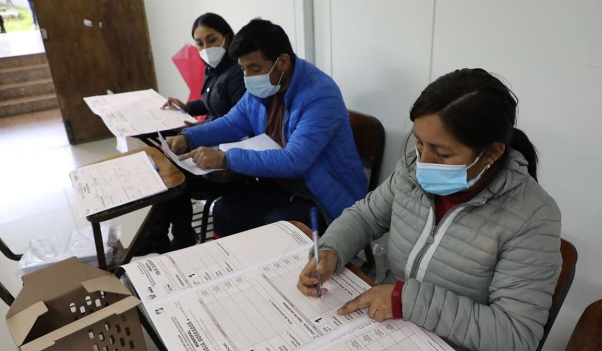 Los miembros de mesa son tres y se encargan de instalar la mesa de sufragio y recibir los votos de los electores para luego escrutarlos y contarlos (Foto: ONPE)