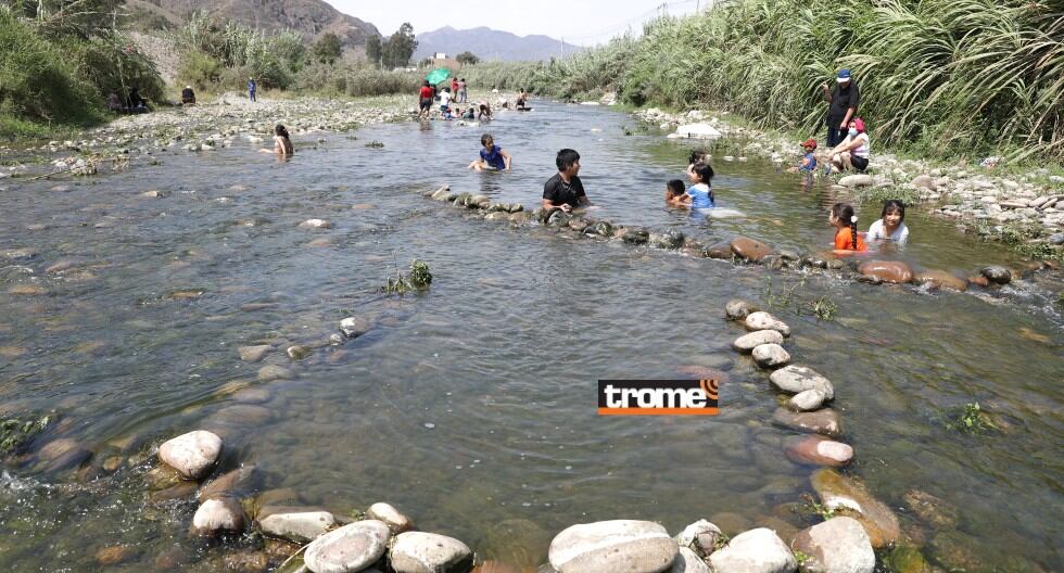 Varias familias optaron por refrescarse del calor en el rio Lurín. (Foto Julio Reaño / Trome)