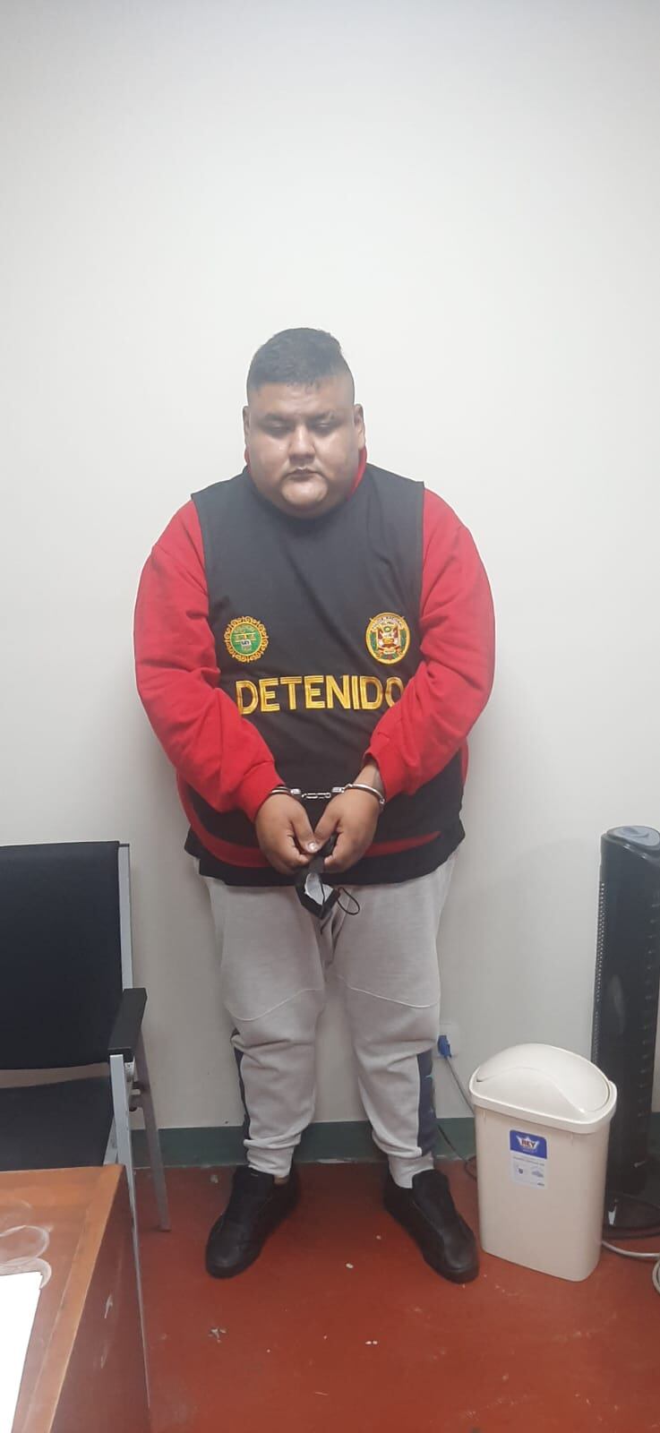 Diego Adolfo Palomares Santa María (30), ‘Gordo Tolón’, y Berji Jeremmi Salvador Obregón (28), ‘Berji’, que serían de la banda 'Los Fierreros de Apolo', fueron atrapados por policías de Depincri La Victoria. (fotos: Mónica Rochabrum)