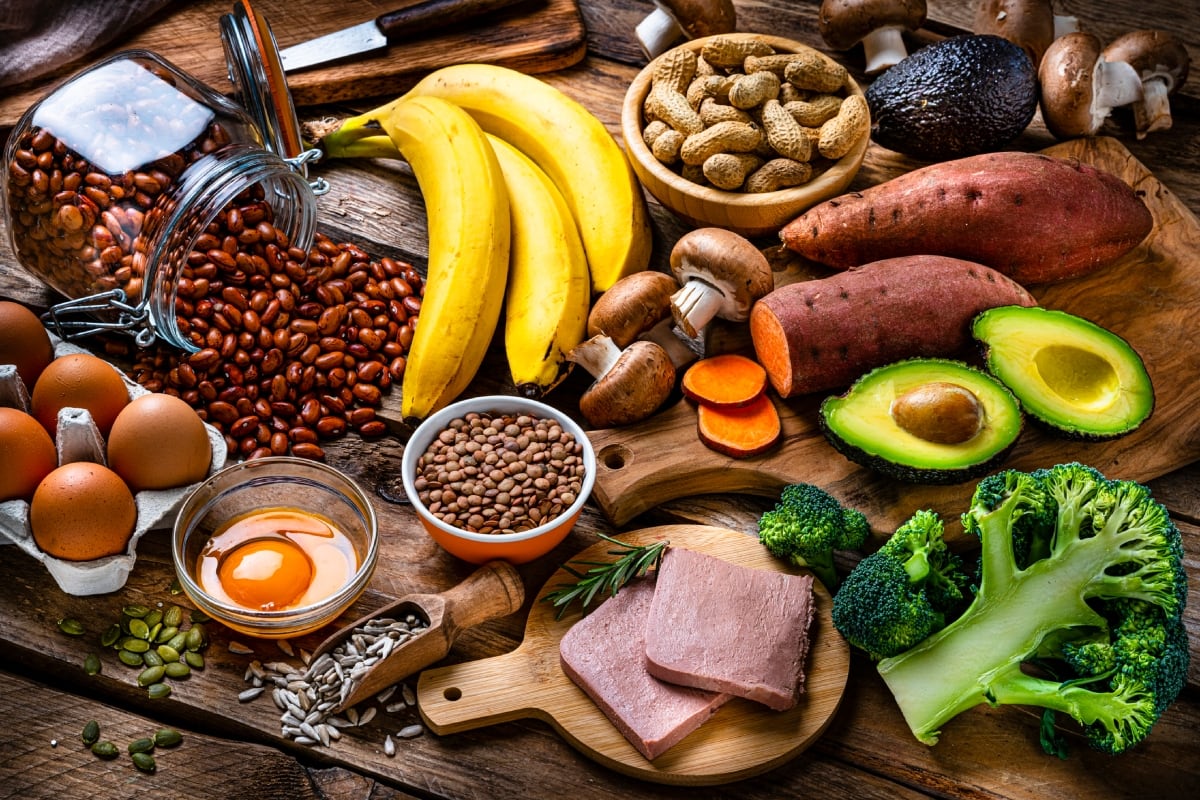 La mejor forma de cuidar tu hígado es priorizando el consumo de alimentos naturales, evitando los ultraprocesados y aumentando la actividad física. Foto: Istock.