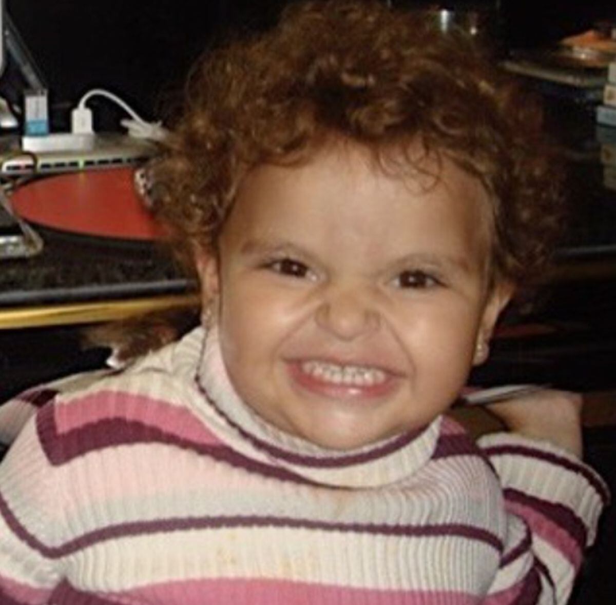 La sonrisa pícara de la hija de los cantantes. (Foto: Lucero Mijares / Instagram)