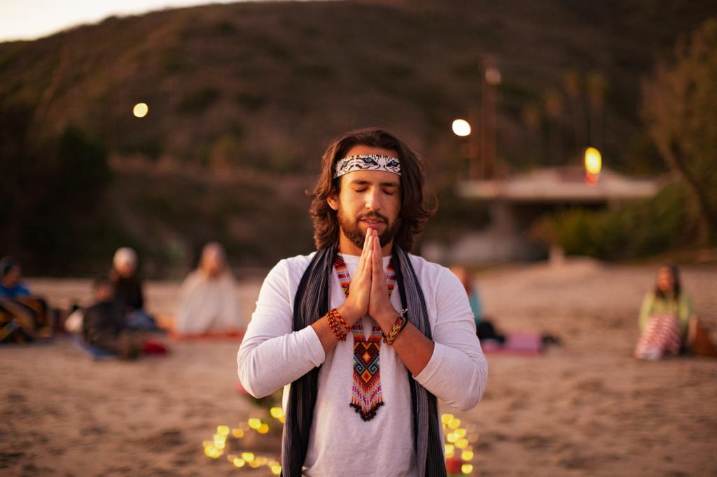 Comprometido con el crecimiento personal y la exploración espiritual, Salvatore continúa su misión liderando eventos en vivo, clases virtuales y ceremonias.