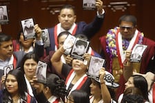 ¡Congresistas se retiraron del hemiciclo antes del discurso de Keiko! Protestaron con fotos de víctimas y vestidos de negro