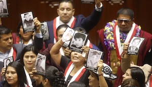 ¡Congresistas se retiraron del hemiciclo antes del discurso de Keiko! Protestaron con fotos de víctimas y vestidos de negro