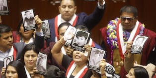¡Congresistas se retiraron del hemiciclo antes del discurso de Keiko! Protestaron con fotos de víctimas y vestidos de negro