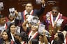 ¡Congresistas se retiraron del hemiciclo antes del discurso de Keiko! Protestaron con fotos de víctimas y vestidos de negro