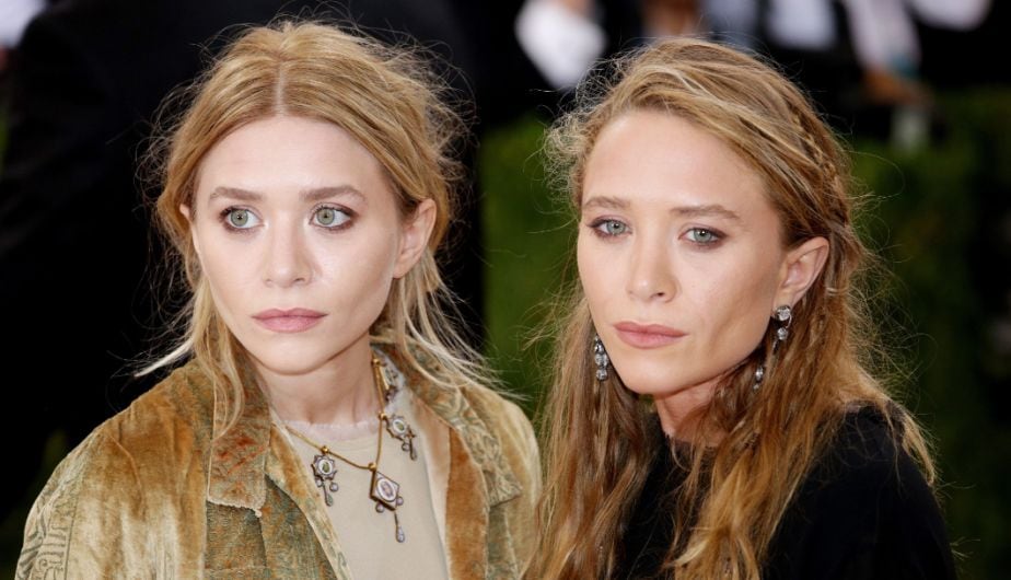 Las actrices Ashley (i) y Mary-Kate Olsen en la Met Gala 2016 (Foto: EFE)