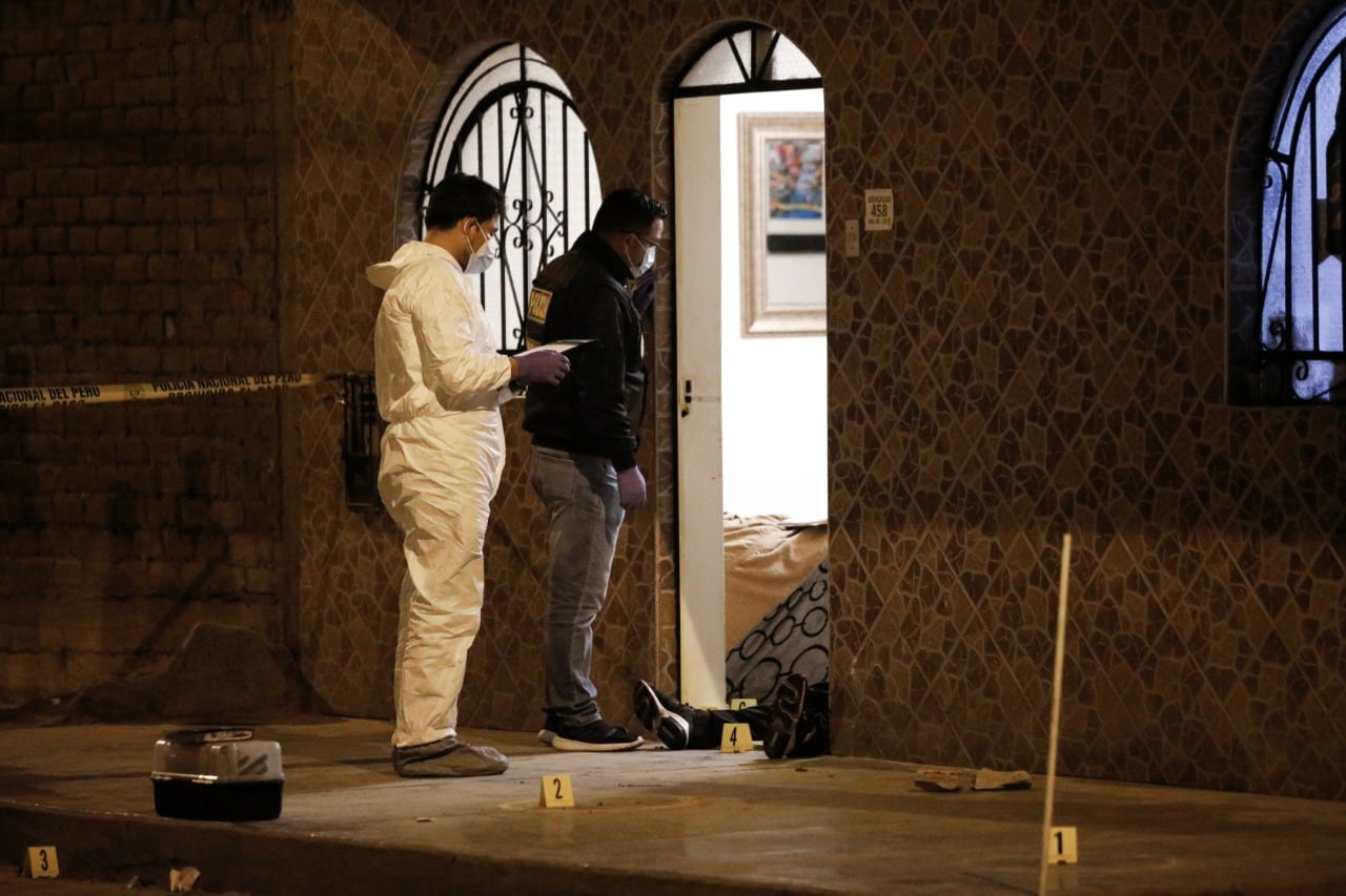Cinco sicarios irrumpieron en una vivienda, en San Juan de Lurigancho, y asesinaron a balazos a dos hombres, dejaron grave a la madre de uno de ellos, y otro hombre, que estaba en el Programa de Recompensas, los más buscados. (foto: JOEL ALONZO/GEC)