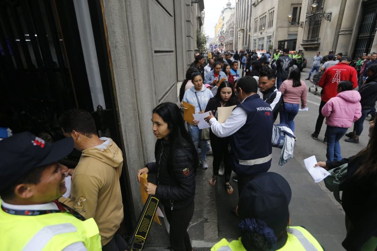 Las colas para obtener permiso e iniciar trámite de PTP. Foto: Violeta Ayasta (GEC)