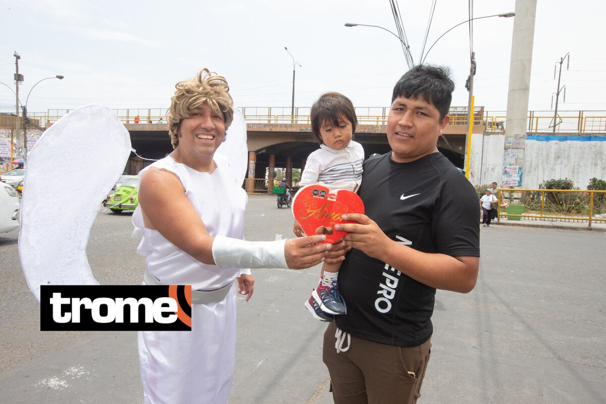 Padre de familia se viste como Cupido para vender chocolates. Foto: Violeta Ayasta