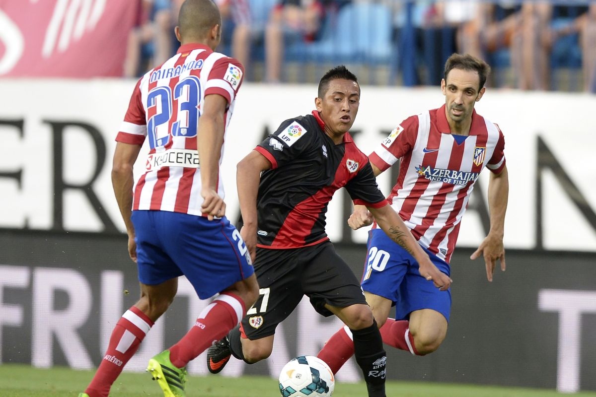 Christian Cueva solo jugó un partido con el Rayo Vallecano en la primera división española. 'Aladino' pagó caro tomarse fotos con jugadores del Real Madrid.