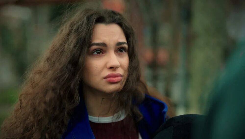 Asiye decepcionada de Doruk en la telenovela turca "Hermanos" (Foto: NG Medya)