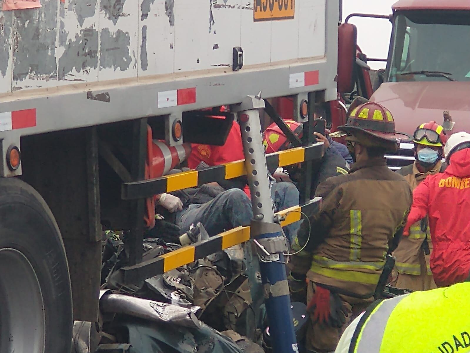 A la hora de ser liberado, lo primero que hizo el conductor fue doblar sus piernas. | Foto: José Yucra