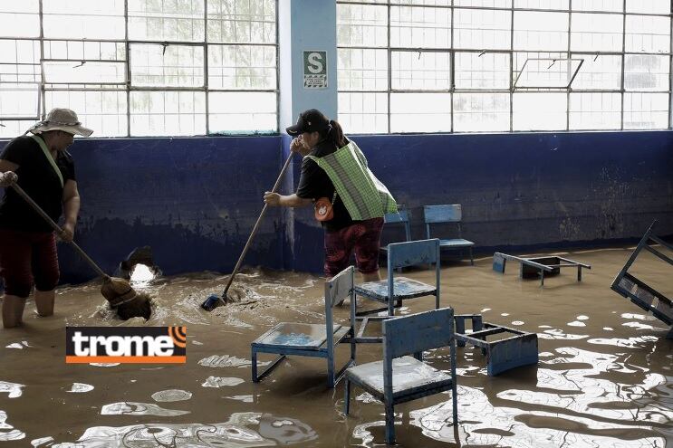 Muchos siguen luchando entre lodo y se esperan más lluvias. Enfermedades por proliferación de mosquitos, virus y bacterias debido al agua empozada. (Isabel Medina / Foto: Joel Alonzo / Trome).