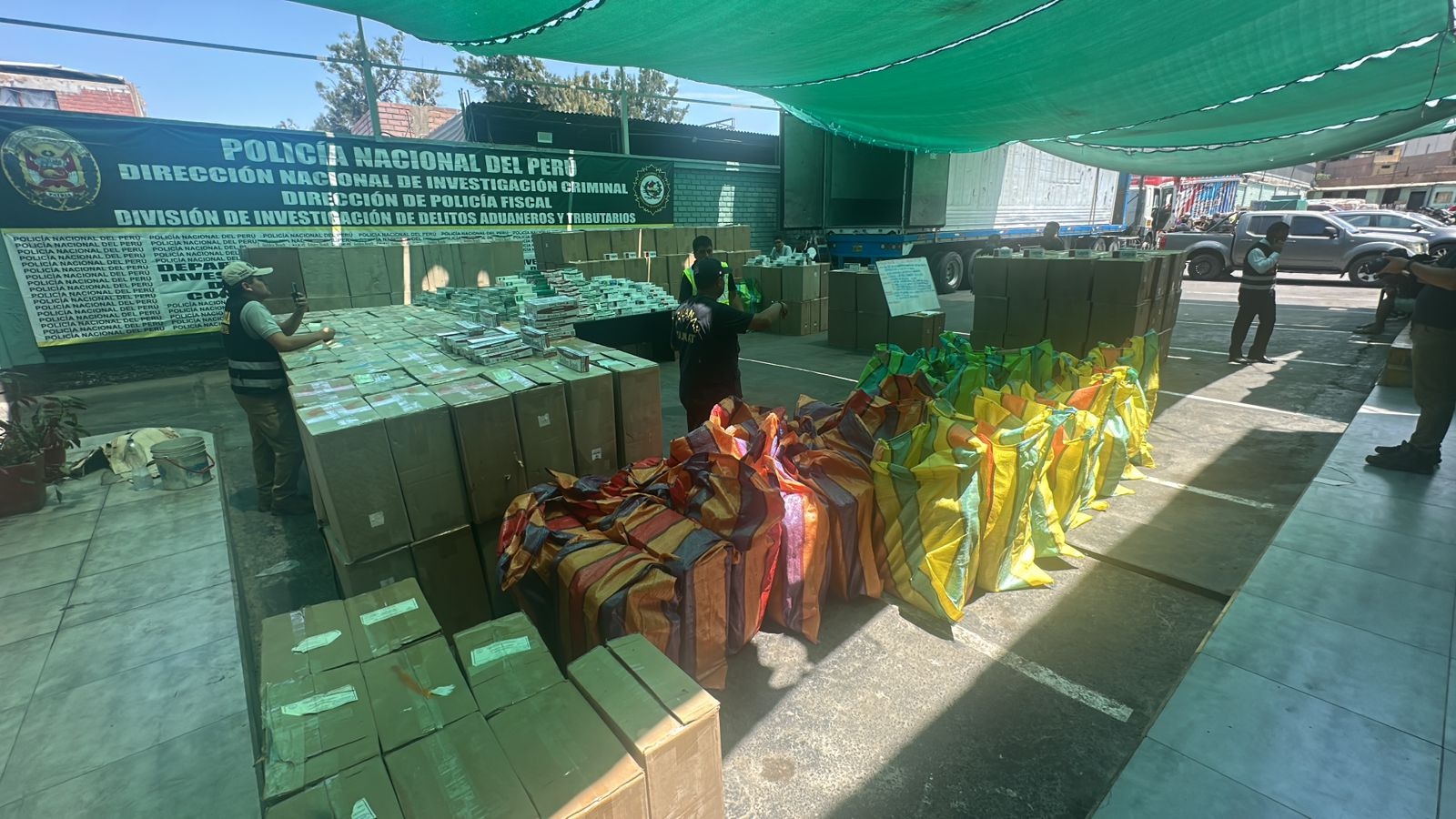 Gran cantidad de cigarrillos ilegales, que ingresaron al país como contrabando, fueron incautadas en un contenedor climatizado en la Panamericana Sur.