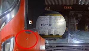 ¡Amenaza sobre ruedas! Balean bus de El Rápido con pasajeros a bordo y dejan mensaje: “El siguiente ejemplo es un chofer muerto”