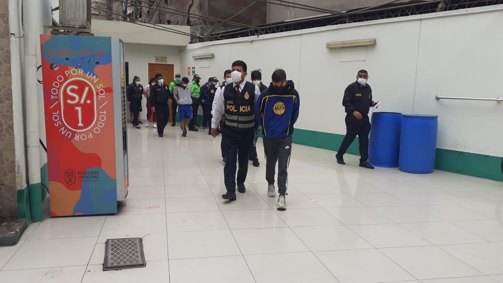 Rateros, se hicieron pasar como clientes, para ingresar a galería y robar costales de ropa. (fotos: Mónica Rochabrum/trome)