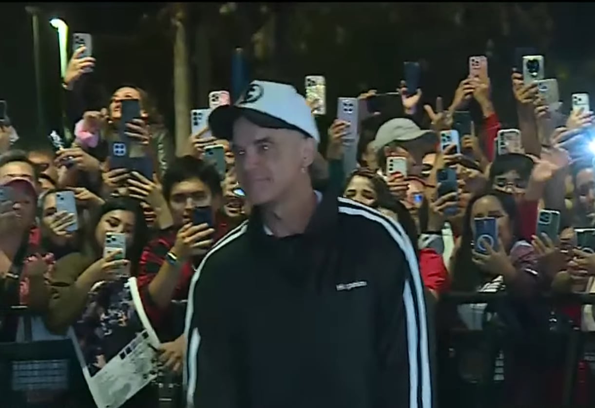 Robbie Williams salió a cantar para sus fans.| Foto: Latina Noticias (Captura)