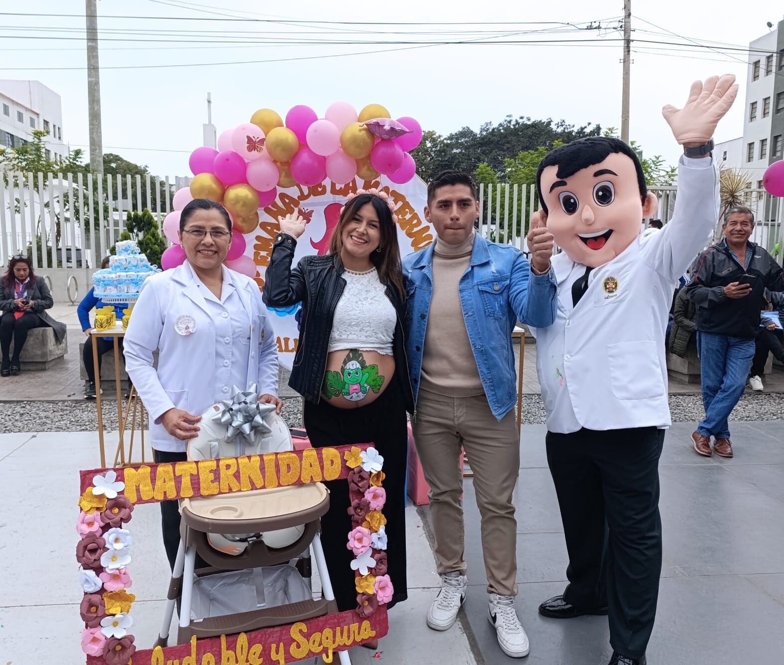 La suboficial Alexandra Miranda Anglas junto a su pareja, el suboficial PNP Ángel Pareja.