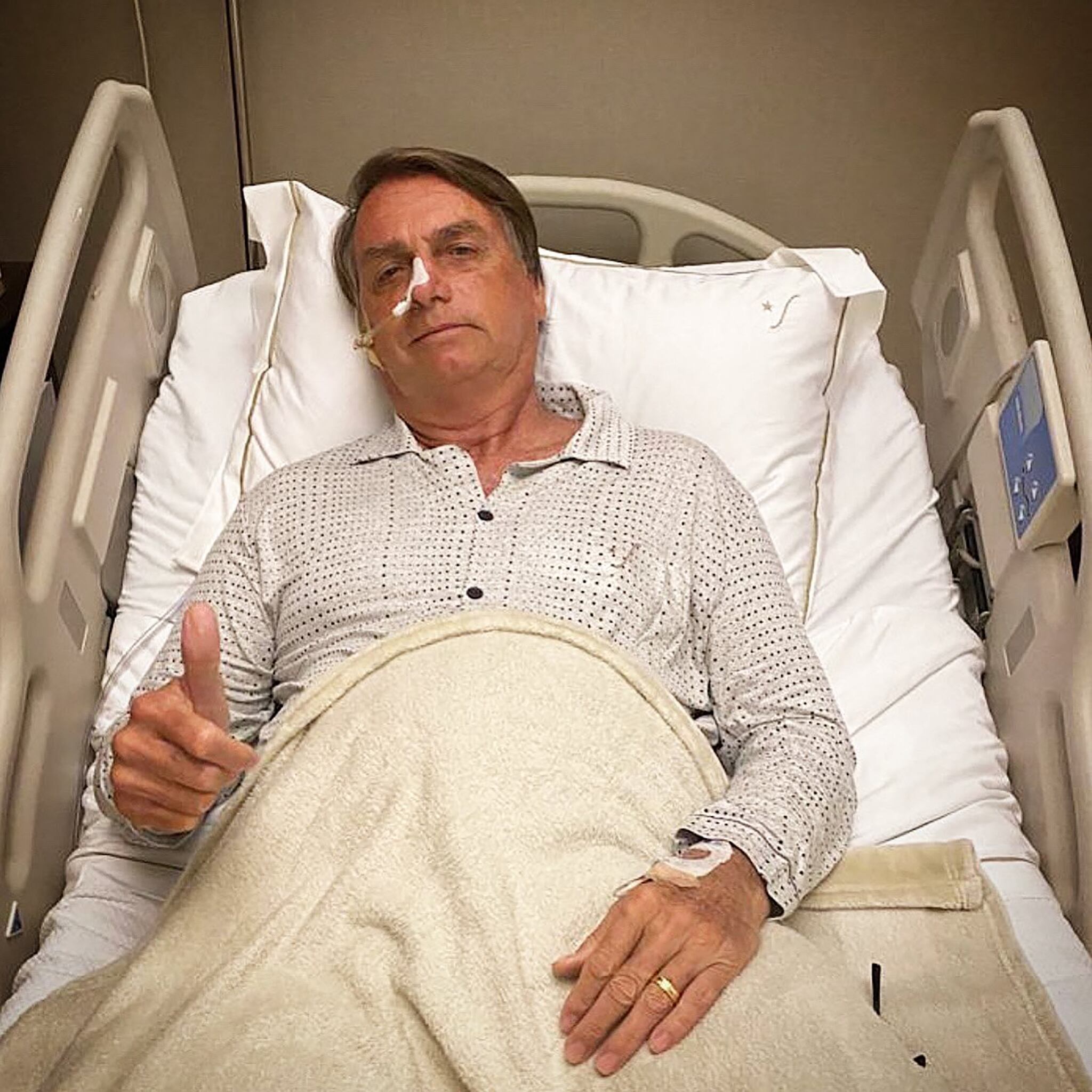 Esta imagen obtenida de la cuenta oficial de Twitter del presidente de Brasil, Jair Bolsonaro (@jairbolsonaro), muestra al presidente de Brasil, Jair Bolsonaro, posando para una foto mientras está hospitalizado por una obstrucción intestinal, en Sao Paulo, Brasil, el 3 de enero de 2021. (Foto de la cuenta oficial de Twitter de Jair Bolsonaro / AFP)