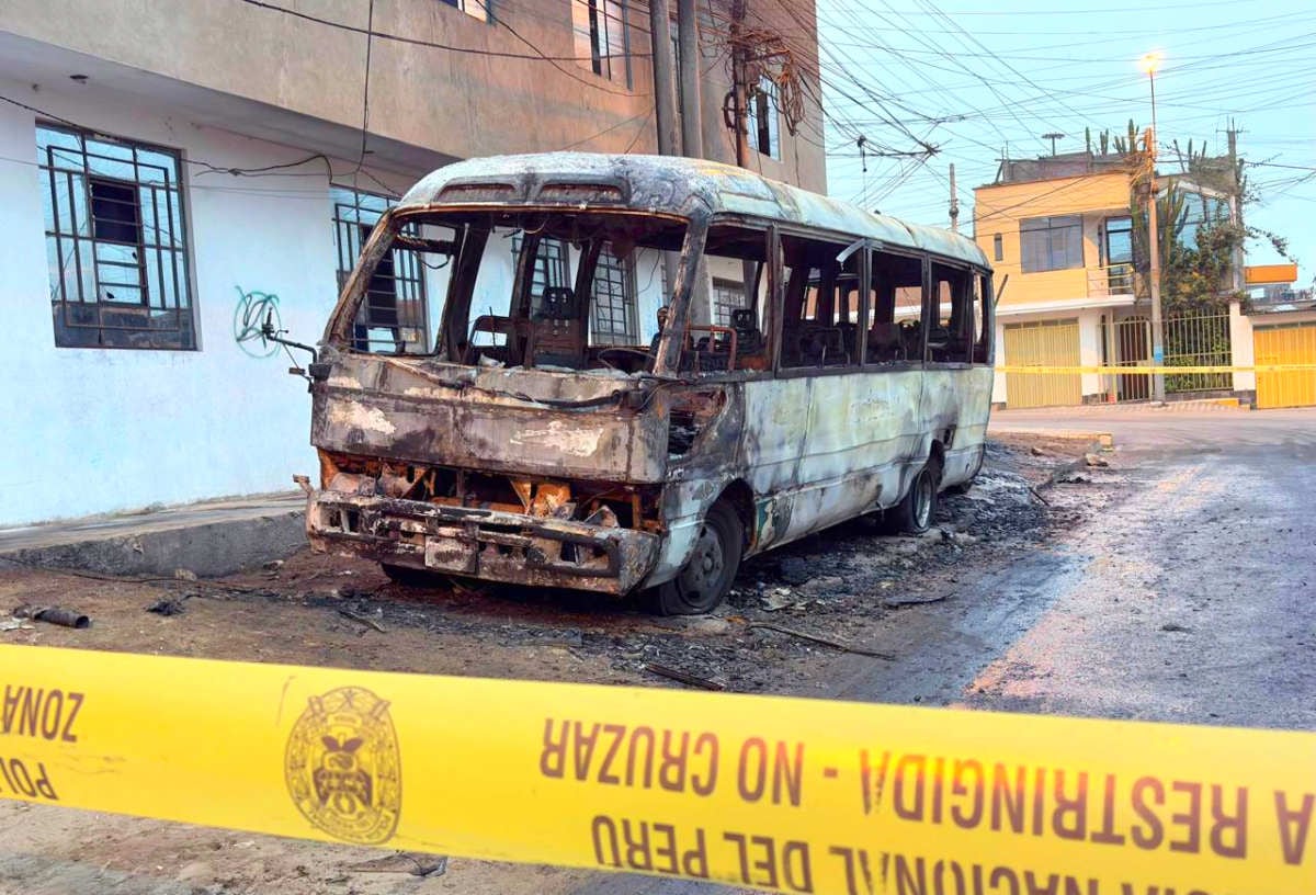 Dos cústers estacionadas se incendiaron en el jirón Villa Los reyes en Ventanilla. Fotos: César.grados@photo.gec