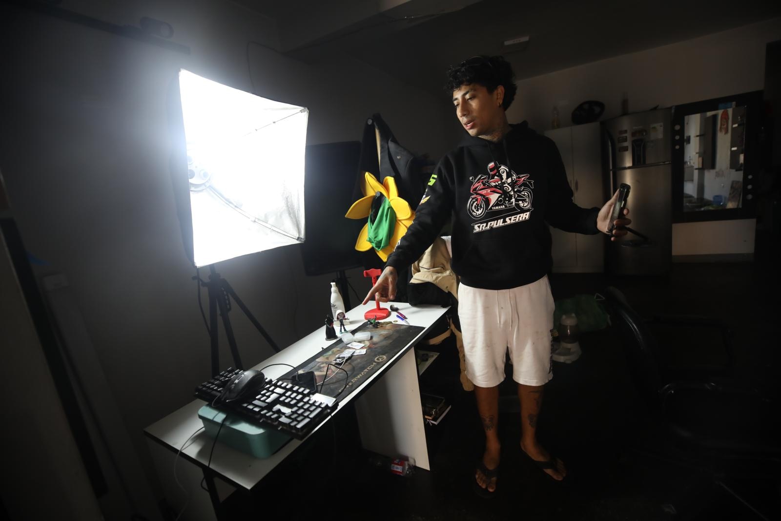 Delincuentes se llevaron muchas pertenencias del influencer Miguel Miranda, 'El Gotas', pero una de las principales fue la computadora que utilizaba para los streaming que realiza a diario. | Foto: Diana Marcelo / Diario Trome