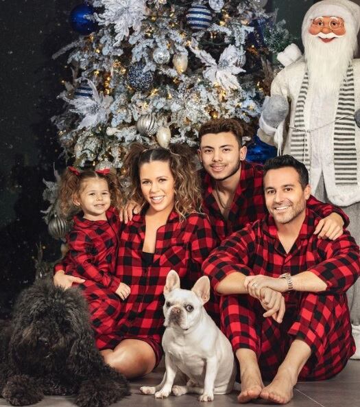 Ximena Duque y su esposo Jay Adkins, su hijo Cristan Carabias y su hija Luna (Foto: Ximena Duque/ Instagram)