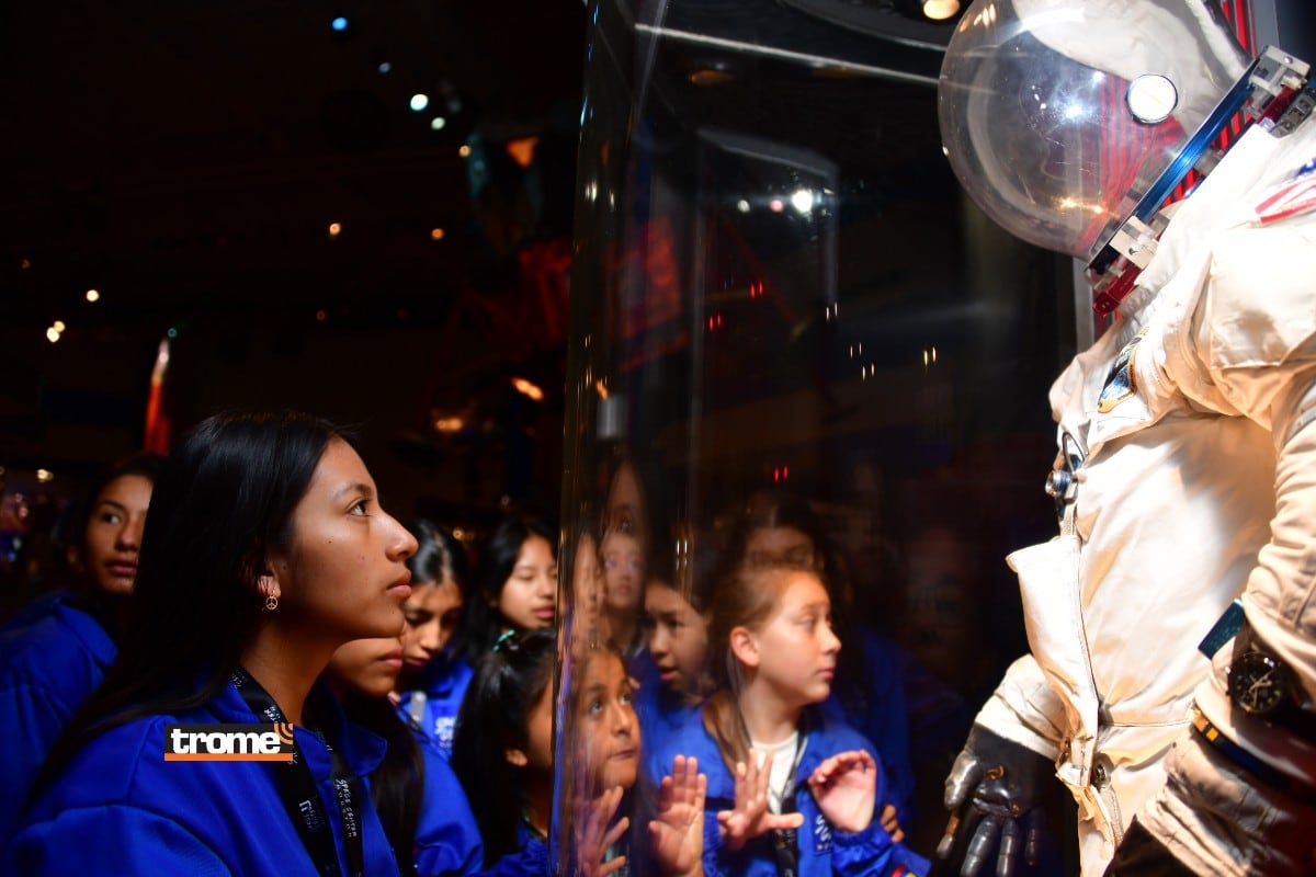 Tripulación de niñas del Perú y también de Ecuador llegaron a sede de la NASA para su preparación con astronautas. (She is / Isabel Medina / Trome)
