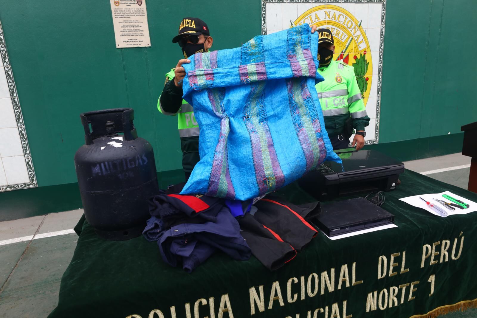 El delincuente escondió en una mochila y saco de rafia todo lo que pudo robar. | Foto: Gonzalo Córdova