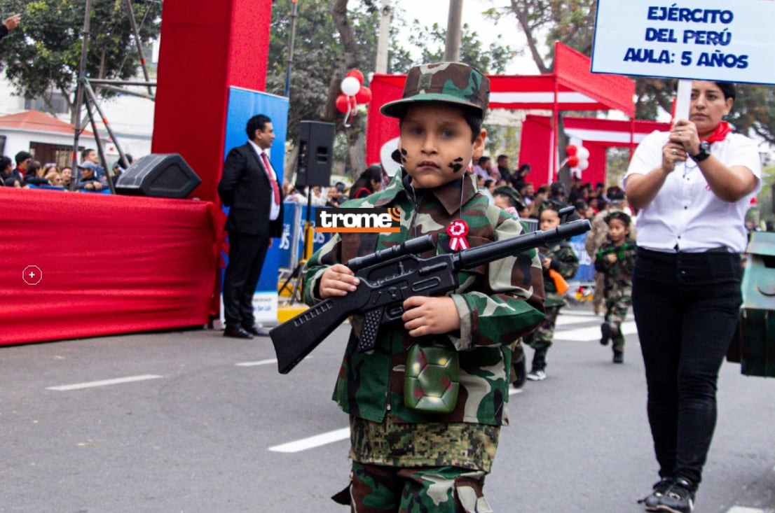 Momentos del desfile escolar de Fiestas Patrias organizado por el distrito de San Luis. Niños se llevaron aplausos del público. (Isabel Medina / Trome).