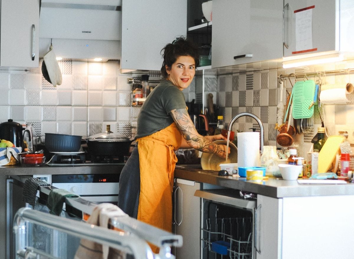 Algunos especialistas señalan que limpiar mientras se cocina implica priorizar la comodidad posterior frente a la facilidad inmediata. (Foto: Daka / Pexels)